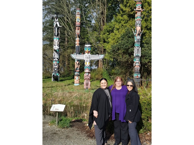 Vancouver_Totem_Poles_Jacinta_and_Chris